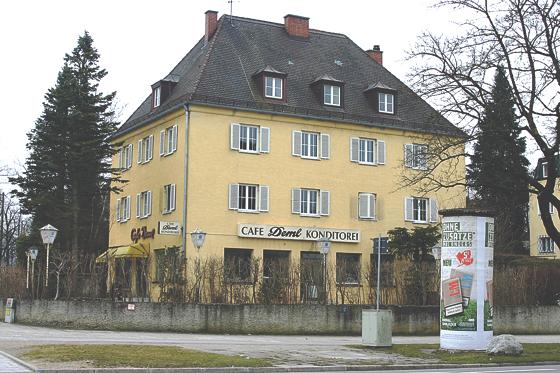 Ungewisse Zukunft für ein Traditionsanwesen: das Café Deml am Tiroler Platz gehört bereits der Vergangenheit an. 	Foto: Harald Hettich
