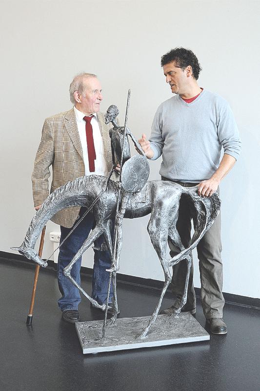 Der Stifter Georg Scheffer und der Künstler José dos Santos freuen sich über den neuen Standort der Skulptur im Kulturzentrum. 	Foto: Carolin Krause