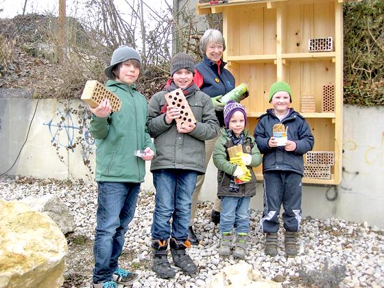 Die Aktiven des Bund Naturschutz und einige Kinder haben ein Insektenhotel gebaut.	Foto: privat