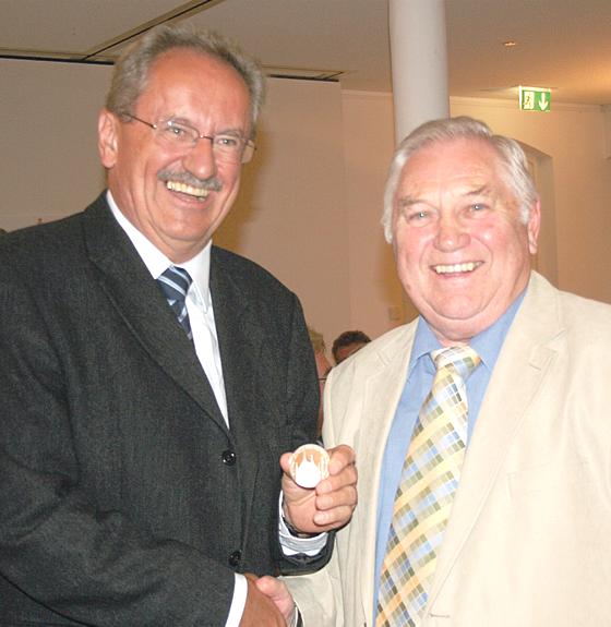 Karl Bucher (rechts) bekam im Herbst 2011 von Oberbürgermsiter Christian Ude im Moosacher Pelkovenschlössl die Medaille »München leuchtet« in Silber verliehen. Foto: ws