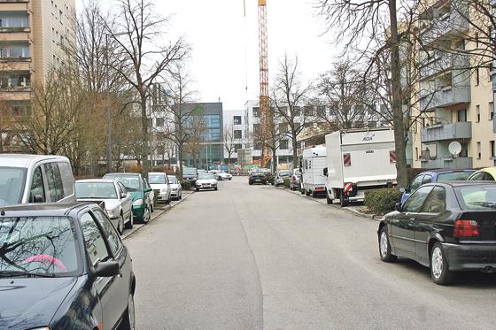 In der Darmstädter Straße hat sich nach den Beobachtungen der Anwohner die Parkplatzsituation »drastisch zugespitzt«.	Foto: ws