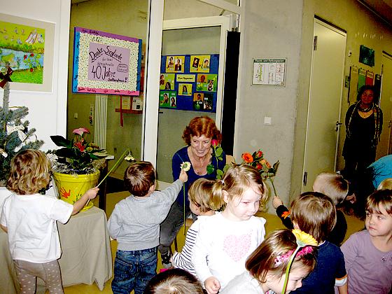 Auch die Kinder gratulierten Sieglinde Mertel zum Dienst­jubiläum.	Foto: privat