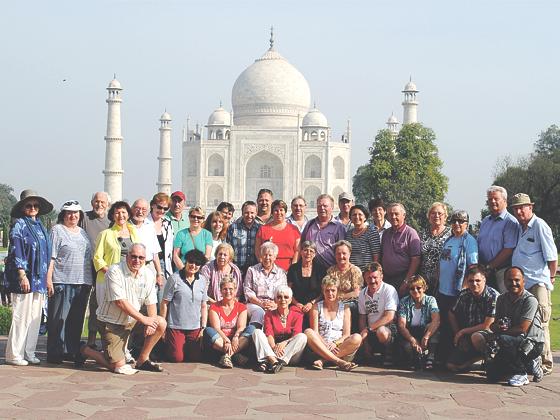 Die 35 Reiseteilnehmer vor dem Grabmal Taj Mahal das aus Marmor 1651 vom Großmogul Shah Jahan für seine Lieblingsfrau Mumtaz Mahal erbaut wurde	Foto: SKK