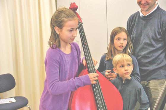 Die Schüler der Musikschule Grünwald sorgen für die Unterhaltung.	Foto: VA