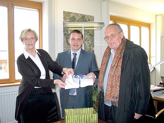 Margit Preiss (l.) und Albert Link mit 2. Bürgermeister Putzbrunns, Robert Böck (GPP), bei der Übergabe der Unterschriften für das Bürgerbegehren.	Foto: Boschert