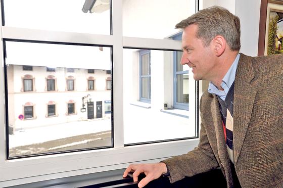 Bürgermeister Stefan Kern hofft, dass sich die Mehrheit der Bürger für den Verbleib des Lutterschmidhofes in gemeindlicher Hand aussprechen. 	Foto: Schunk