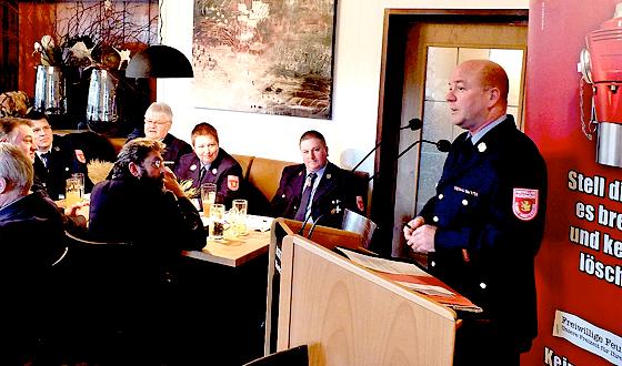 Kommandant Eugen Kroneberger (am Rednerpult) ist zufrieden: Für das Jahr 2015 ist die Beschaffung einer Drehleiter für die Feuerwehr Wartenberg vorgesehen.	Foto: sy