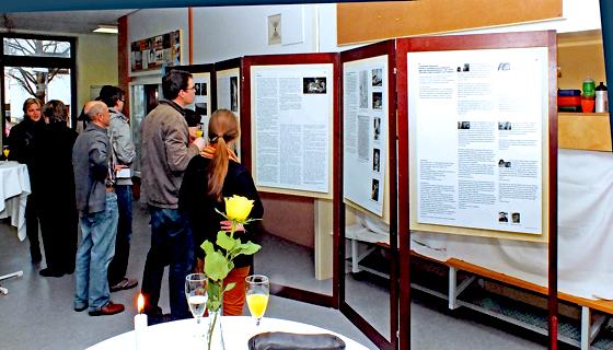 In der Aula der Marie-Pettenbeck-Schule ist die Ausstellung zum Thema Im Schatten des Krieges zu sehen.	Foto: sy