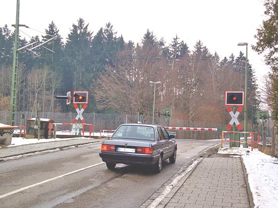 Der Bahnübergang an der Bahnhofstraße soll sicherer für Fußgänger werden.	Foto: Boschert