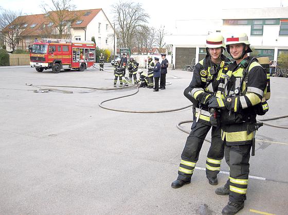 Sie opfern ihre Freizeit, trainieren, bilden sich weiter und unterwerfen sich aufwendigen Prüfungen: Die Garchinger Feuerwehrler.	Foto: VA