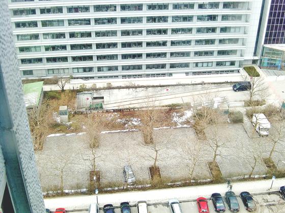 Der fast leere Parkplatz des Umweltministeriums an einem Samstag. Seit Wochen steht dort ein Wohnmobil. 	Foto: hgb