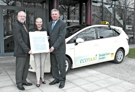 Die Zentrale des Goethe-Instituts e.V. geht mit gutem Beispiel voran: Für Besucherfahrten ordert sie ab sofort vorrangig Fahrzeuge mit dem ADAC Zertifikat Eco-Taxi. Foto: ADAC