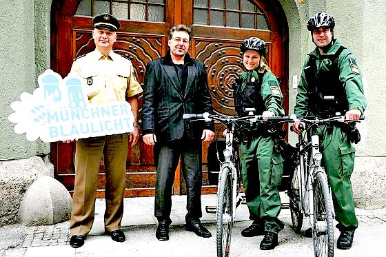 Polizeidirektor Christian Weis, Peter Kappel und zwei Tourbegleiter (v. l.) 	laden zur Präventionsfahrradtour am Samstag ein. 	Foto: PPM
