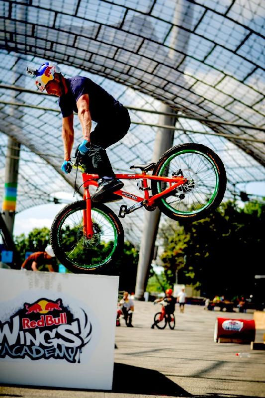 Bike-Profi Danny MacAskill mag München. Er führte seine Stunts auch schon im Olympiastadion vor. Foto: Red Bull