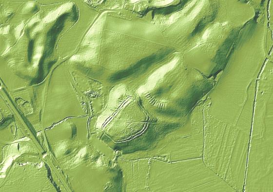 Der Schlossberg in einer Laserscan-Aufnahme. In der Mitte des Bildes ist deutlich die von einer mehrteiligen Wall-Graben-Anlage umzogene Wehranlage des Frühmittelalters erkennbar. 	Landesamt für Vermessung und Geoinformation