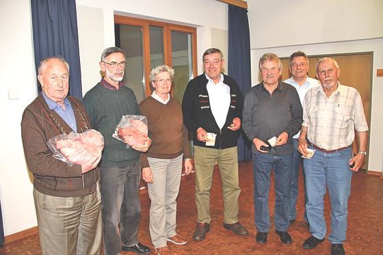 Geld oder Schweinskopf als Preis  die Geehrten des Schafkopfturniers der Plieninger CSU.	Foto: privat
