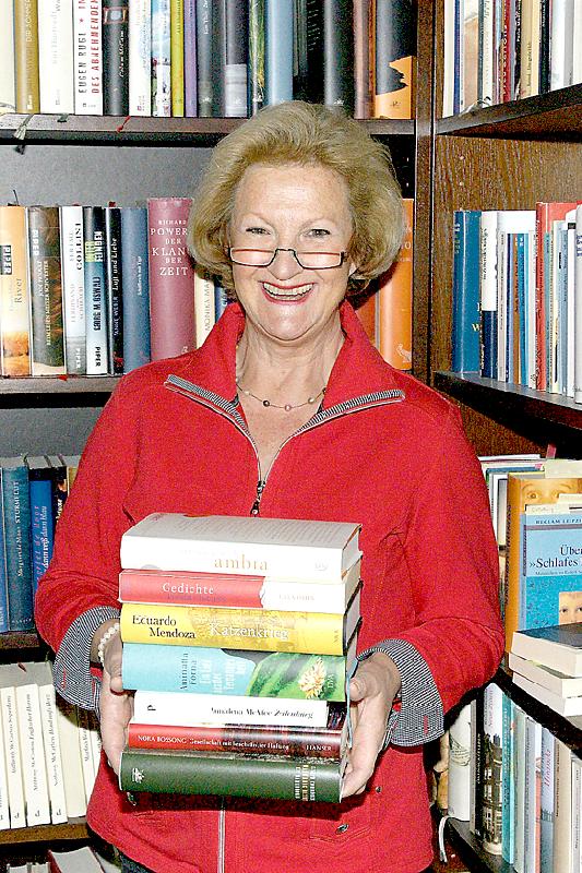 Ulrike Wolz will den Besuchern der Gemeindebücherei ausgewählte Werke näherbringen.	Foto: VA