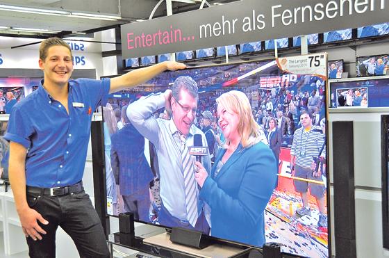Saturn-Mitarbeiter Michael Huber stellt die neue Fernsehgeneration vor: Smart-TV.