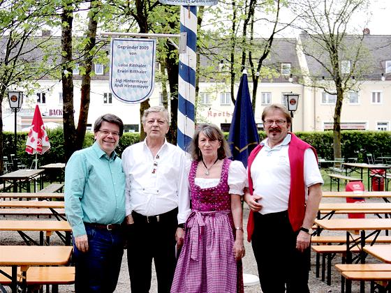 Vor dem neuen »Spendenbaum« im Weyprechthof stehen Wolfgang Schwirz, Erwin und Luise Ritthaler und Johann Rak (von links). 	Foto: VA