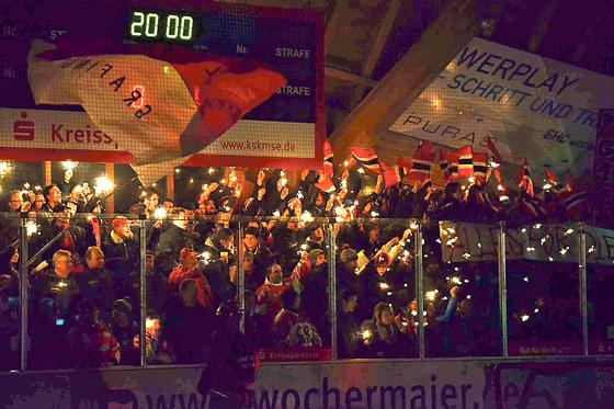 Playoff-Athmosphäre im Fanblock des Grafinger Eisstadions: Kann der EHC die Zuschauerzahl noch steigern? 	Foto: smg/Nicky Alexander