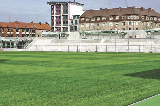 Der neue Rasen strahlt mit der neuen Ost-Flanke im Grünwalder Stadion.	Foto: HH