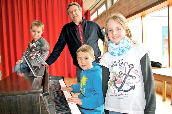 Der neue Kirchenmusiker Bernhard Hofmann mit seinen Chorkindern. 	Foto: ws