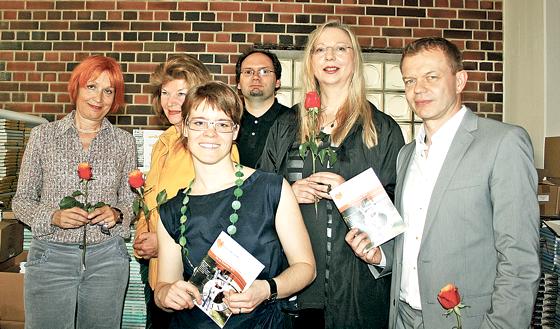 Von links: Ulrike Budde, Christl Knauer-Nothaft, Jennifer Brichzin, BA-Chef Robert Kulzer, Gunna Wendt und Verleger Michael Volk mit der Festschrift. 	Foto: js