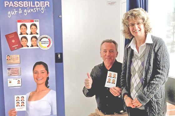 Bürgermeister Udo Ockel und die Leiterin des Bürgerbüros, Brigitte Eglseder, sind von der Qualität der Fotos aus dem Passbildautomaten begeistert. 	Foto: Markt Kirchseeon