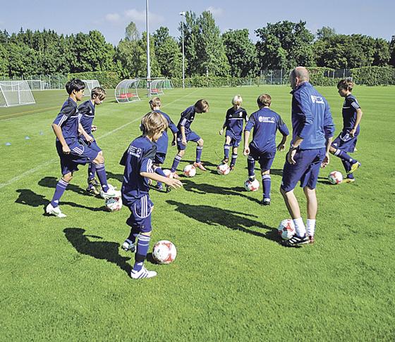 Fußballbegeisterte Kinder und Jugendliche können in den Camps ihre Spieltechnik verbessern.	Foto: VA