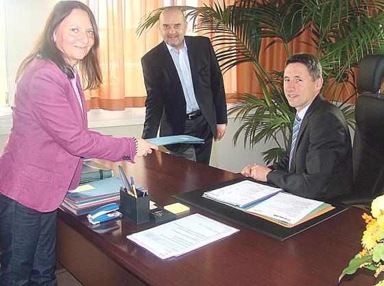 Böck (r.) mit Assistentin Gabriela Manzl und Referent Thomas Stockerl in seinem Büro.              Foto: VA