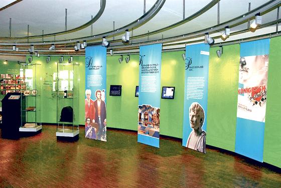 Exponate und eine Medienstation informieren über die aktuelle Sonderausstellung »Königreich Pfalz«. 	Foto: © Historisches Museum der Pfalz