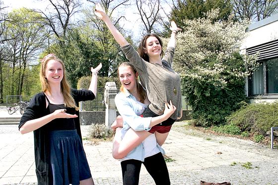 Jill Reinhard, Carola Thaller und Caroline Mölter (v.l.): Tanzen verleiht den drei Schwabinger Schülerinnen Flügel.	Foto: Sylvie-Sophie Schindler