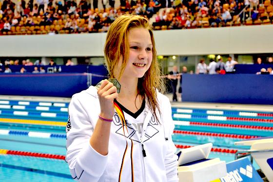 Bronzemedaille bei den deutschen Schwimm-Meisterschaften in Berlin über  50 m Freistil: Ein riesen Erfolg für Helen Scholtissek aus Trudering. 	F.: D. Siebrecht