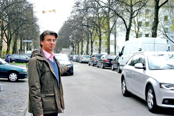 Christof Zoller verweist auf den Parkdruck in der Weißenseestraße und will die Trasse deshalb baldmöglichst in die Parklizenzierung integriert wissen. Doch die Politik wartet ab. 	Foto: HH