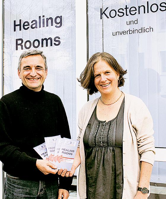 Josef Angstenberger und Hanna Boose von »Healing Rooms« unterstützen Menschen mit gesundheitlichen Problemen durch Gebete.  	Foto: sl