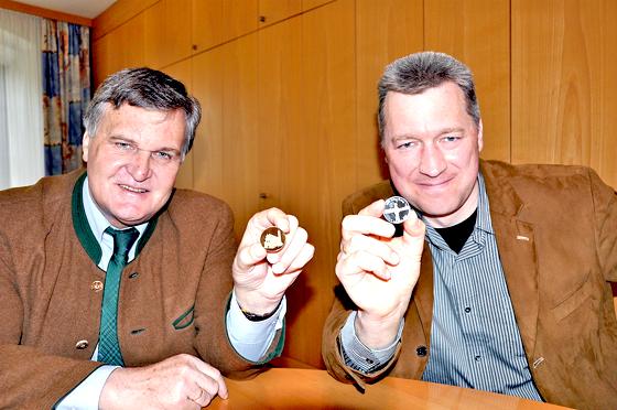 Interessante Geschichten und der Öxing-Gedenktaler: Grafings Rathauschef Rudolf Heiler (l.) und Museumsleiter Bernd Schäfer freuen sich aufs Jubiläum.	sf