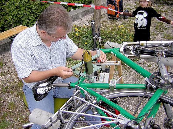 Wie hier im Mai 2008 in der Messestadt Riem wird auch auf der ÖBZ-Dult eine Fahrrad-Codierung angeboten.	Foto: privat