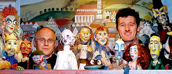Josef Parzefall und Richard Oehmann (v. li.) spielen gemeinsam mit ihren Puppen »Kasperl in Ferien oder die warme Wollstrumpfhose«.	Foto: VA