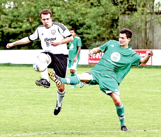 Der TSV Großhadern (grün) bezwang den FC Hertha München im Spitzenspiel mit 2:0.           Foto: Rabuser