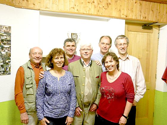 Die Vorstandschaft des Tennisvereins Altenerding mit dem Ersten Vorstand Josef Luber (Dritter von links)	Foto: Verein