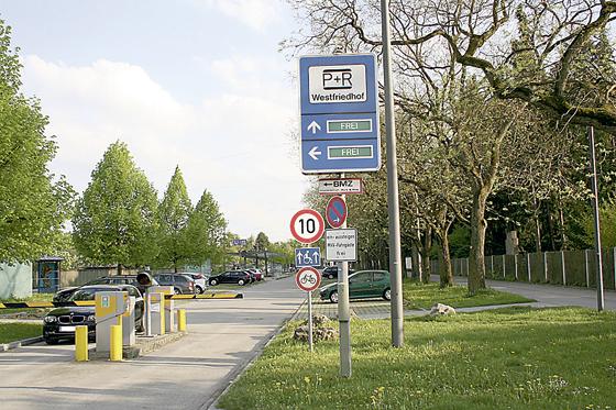Die P+R-Anlage Westfriedhof in Moosach wird von Autofahrern immer wieder als günstiges Parkhaus missbraucht.  	Foto: ws