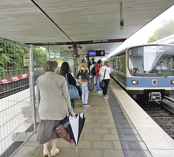 Im Zuge der Gleiserneuerung wird auch der U-Bahnhof Kieferngarten modernisiert und barrierefrei ausgebaut. Die Bahnsteige werden um fünf Zentimeter erhöht und bekommen neue Platten, das Dach wird saniert.	Foto: ws