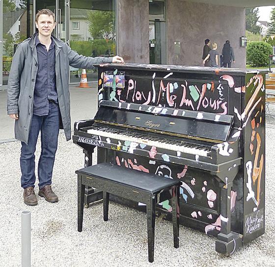 Der britische Künstler Luke Jerram am Klavier für Jedermann in Trudering. 	Foto: privat