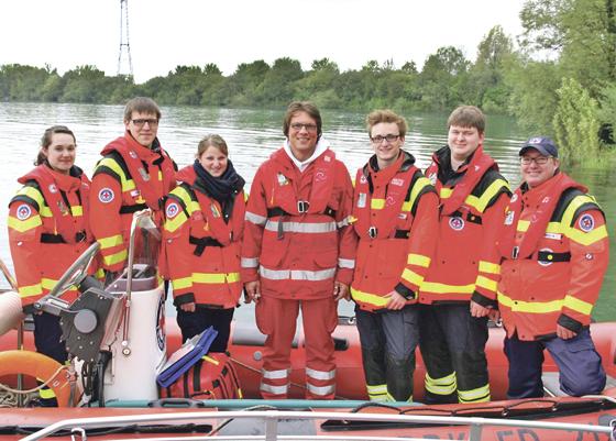 Die Wasserwacht Erding hat fünf neue Motorrettungsbootführer: Darüber freute sich auch der Vorsitzende Siegfried  Ippisch (ganz rechts).	Foto: Wasserwacht Erding