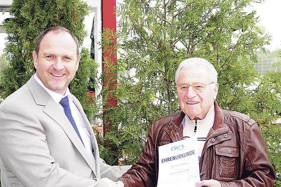 Johann Hansal bekam eine Ehrenurkunde für sein 40-jähriges Mitwirken beim CSU Ortsverband Grasbrunn. 	Foto: privat