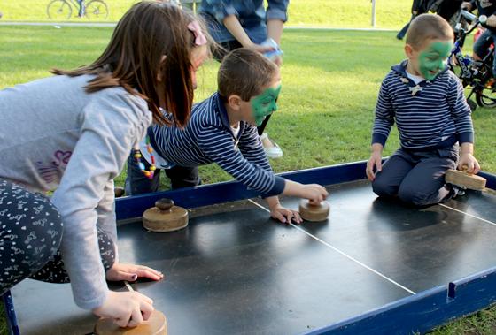 Bildunterschrift(en): Bei der Bewegungsbaustelle können Kinder allerhand ausprobieren. Foto: Spielen in der Stadt e.V.