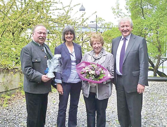 Von rechts: Unterföhrings Bürgermeister Franz Schwarz, Helga Lustig, die Leiterin der Seniorenarbeit Evelyn Nejedly und Franz Klietsch. Foto: privat
