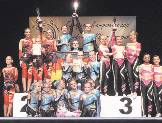 Stolz können die jungen Tänzerinnen auf ihre Leistungen bei den Europameisterschaften sein. Foto: VA