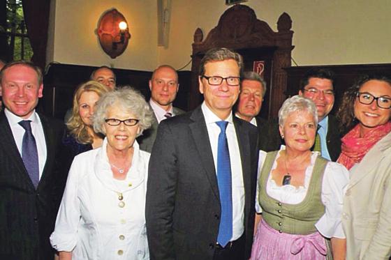 Vorne v. li.: Bundestagskandidat Manfred Krönauer, Monika Iffinger und Guido Westerwelle. Foto: VA
