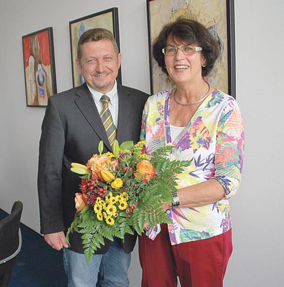 Bürgermeister Klaus Korneder überreichte Ingrid Röser Blumen. Foto: privat